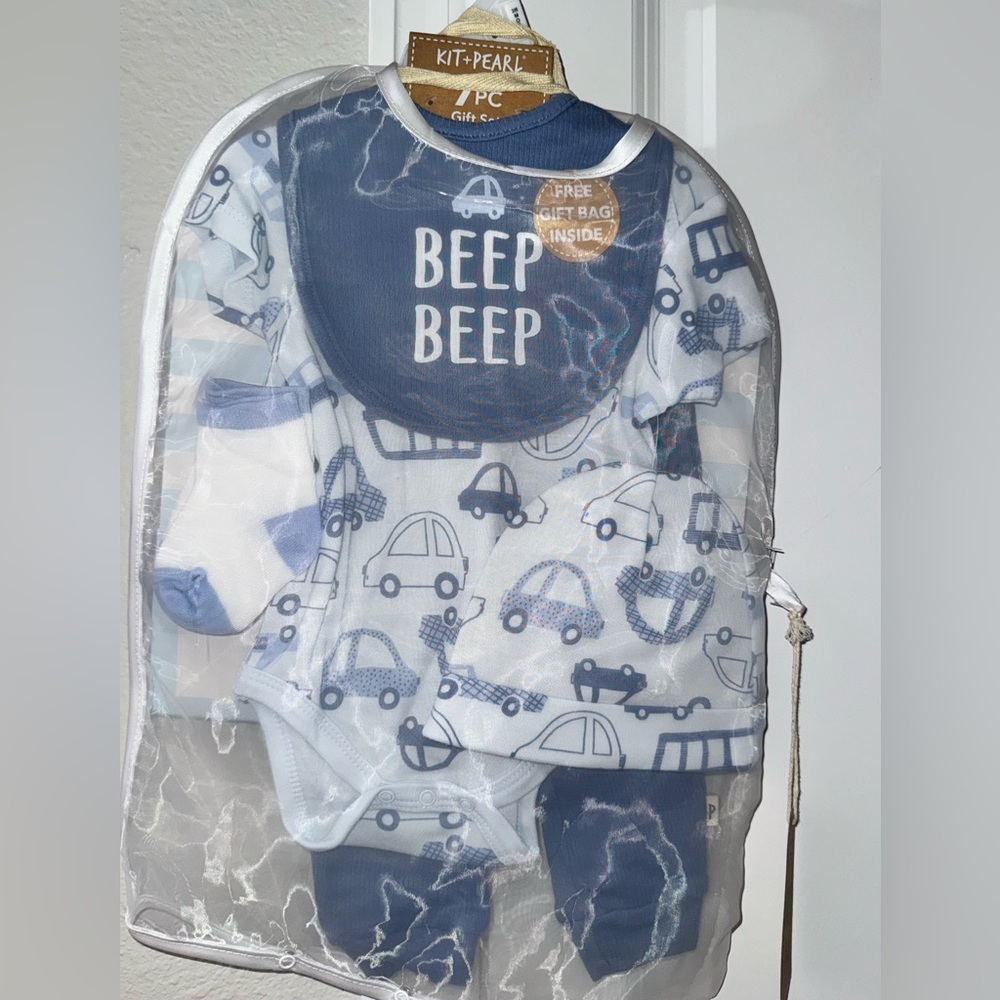 NWT BABYS 3GIFT SET Pearl Blue Car Print Baby Bib and Onesie Set